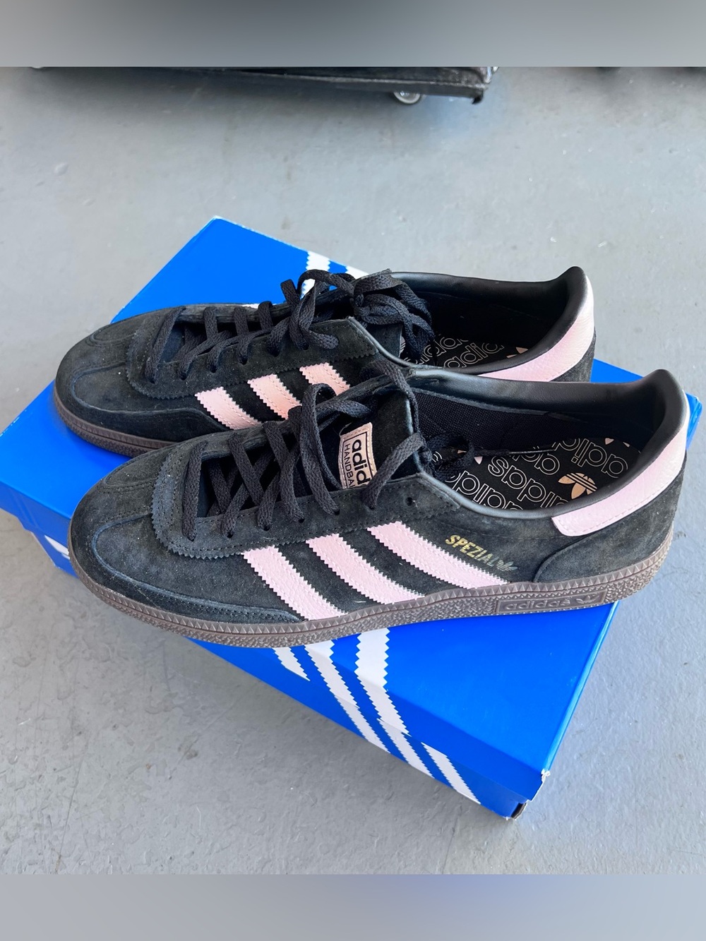 adidas Handball Spezial JI1036 Black Icy Pink Gum Suede Sneakers Men's 9.5 - Picture 2 of 5